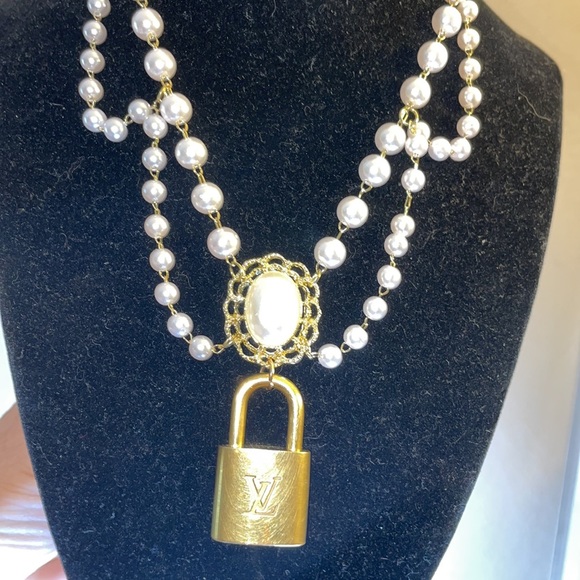 Authentic LV lock #310  no key with a beautiful pearl  necklace - Picture 2 of 5